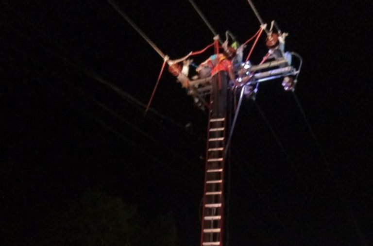 Kabel Jaringan Putus, Aliran Listrik Loktuan & Guntung Sempat Padam