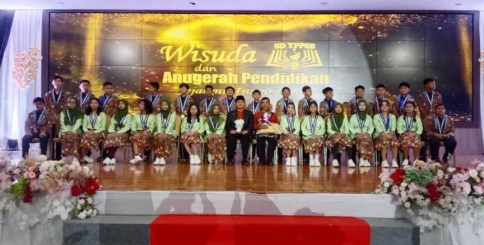 Wisuda 121 Siswa YPPSB 2, Kadisdikbud Kutim Serahkan Penghargaan Pelajar Prestasi