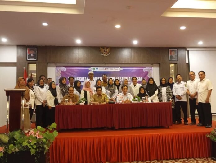 Jajaran Disdikbud Kukar beserta sejumlah kepala SDN.