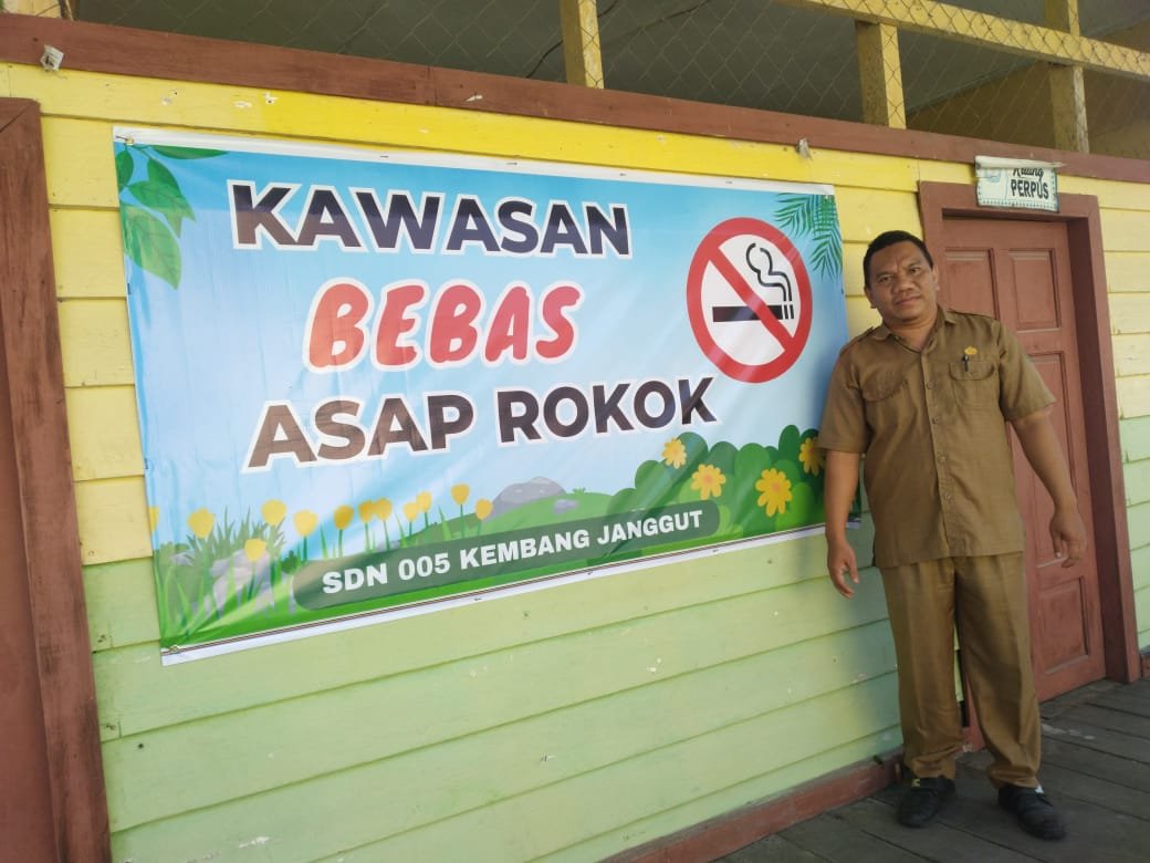 Arhanuddin, Kepala Sekolah Dasar Negeri (SDN) 005 Genting Tanah di Kecamatan Kembang Janggut Kukar. Arhanuddin, Kepala Sekolah Dasar Negeri (SDN) 005 Genting Tanah di Kecamatan Kembang Janggut Kukar.