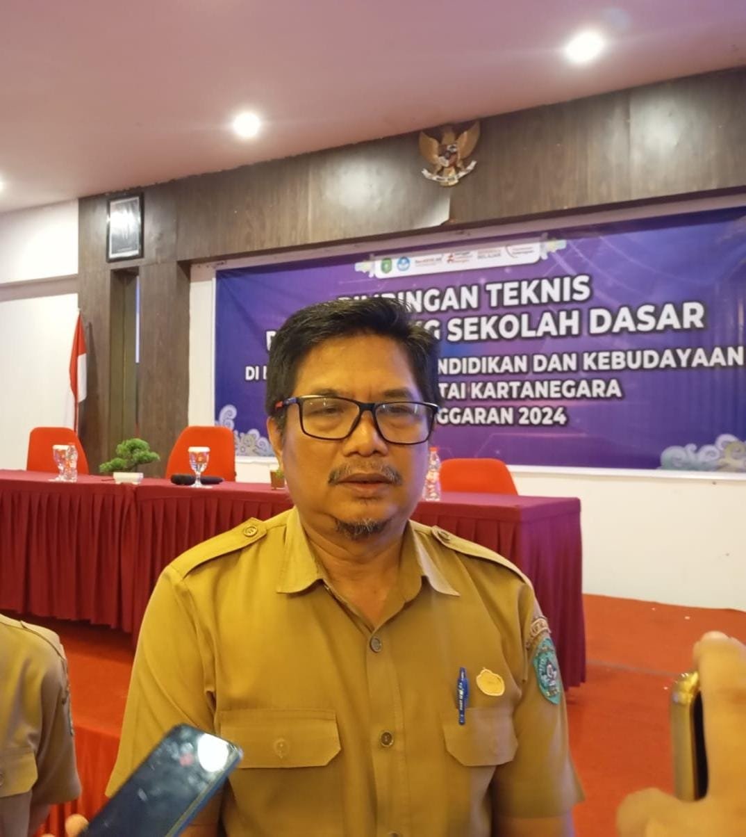 Joko Sampurno, Kepala Bidang Kurikulum, Pengembangan Bahasa dan Sastra, Perizinan Pendidikan, Pendidik, dan Tenaga Kependidikan Disdikbud Kukar. Joko Sampurno, Kepala Bidang Kurikulum, Pengembangan Bahasa dan Sastra, Perizinan Pendidikan, Pendidik, dan Tenaga Kependidikan Disdikbud Kukar.