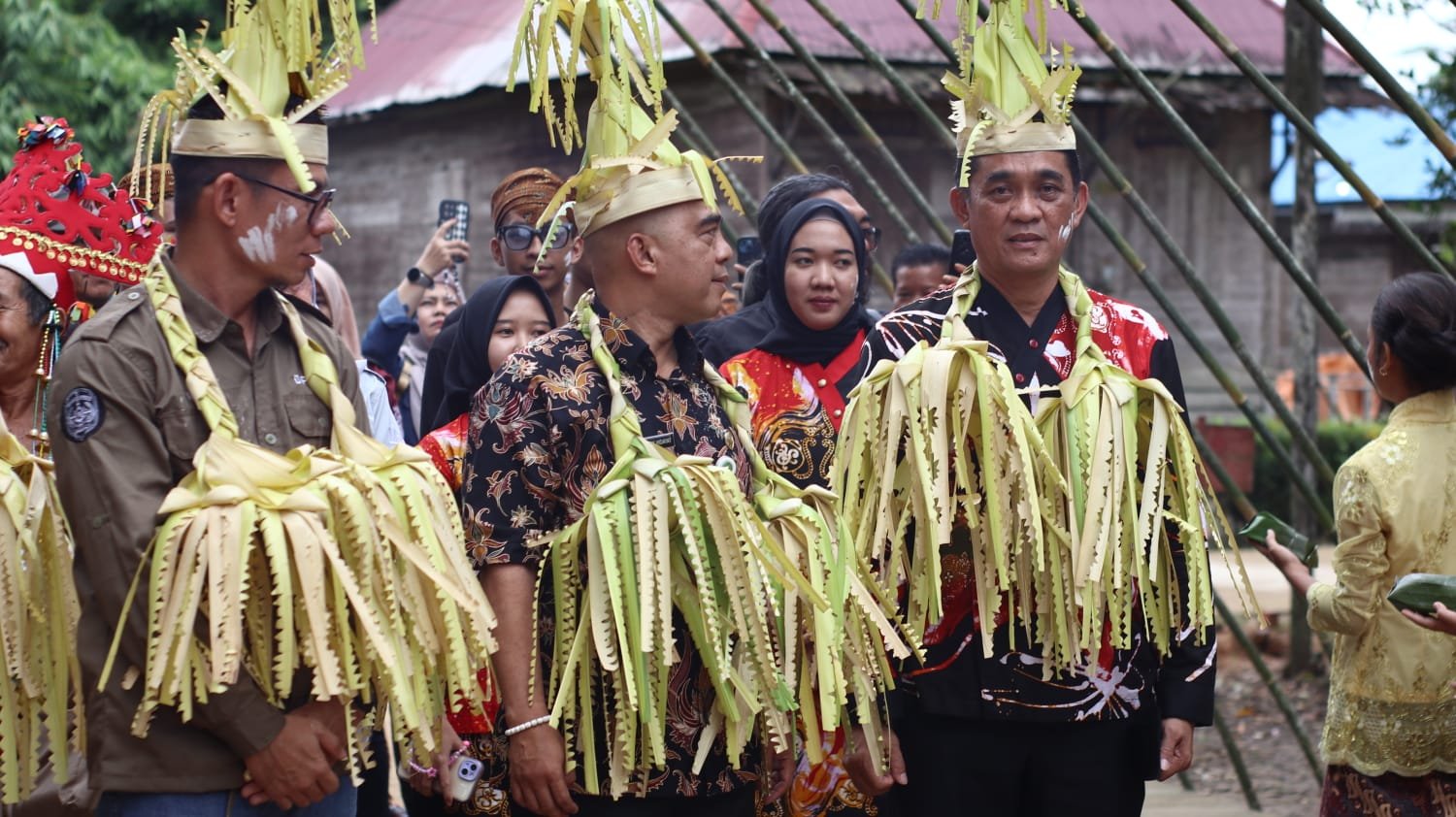 Jajaran Pemkab Kukar saat menghadiri acara Festival Nutuk Beham. Jajaran Pemkab Kukar saat menghadiri acara Festival Nutuk Beham.