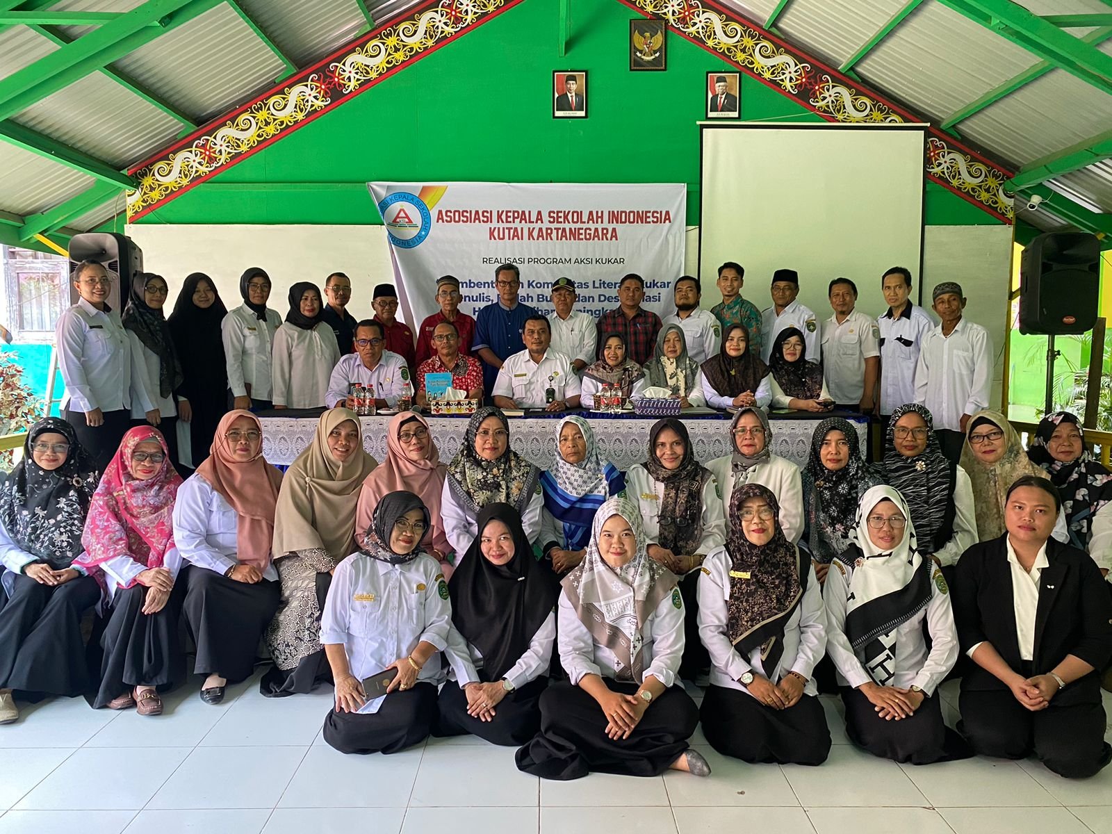 Sejumlah Kepala Sekolah yang tergabung dalam AKSI Kukar. Sejumlah Kepala Sekolah yang tergabung dalam AKSI Kukar.