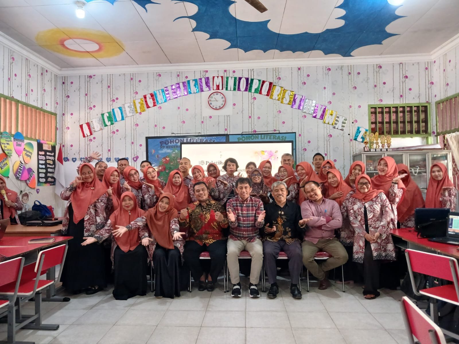 Jajaran Guru SDN 018 dan SDN 011 Tenggarong. Jajaran Guru SDN 018 dan SDN 011 Tenggarong.