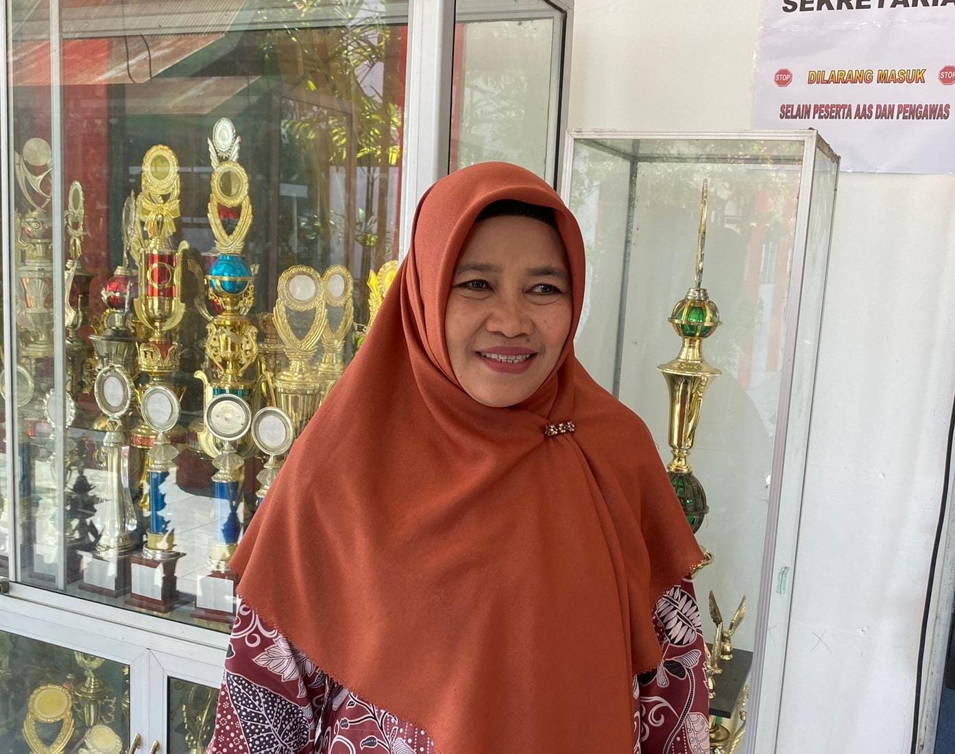 Saida Hafina, Kepala Sekolah Dasar Negeri 018 Tenggarong. Saida Hafina, Kepala Sekolah Dasar Negeri 018 Tenggarong.