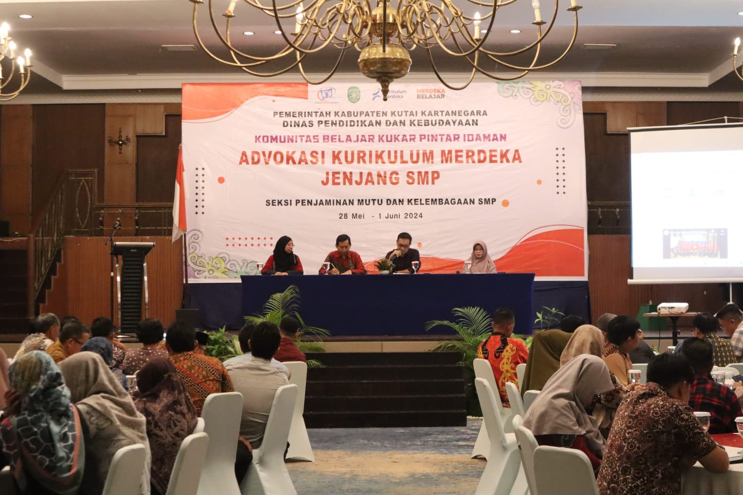 Kepala Bidang Pendidikan SMP Disdikbud Kukar, Eryadi bersama narasumber dari Kemendikbudristek. Kepala Bidang Pendidikan SMP Disdikbud Kukar, Eryadi bersama narasumber dari Kemendikbudristek.