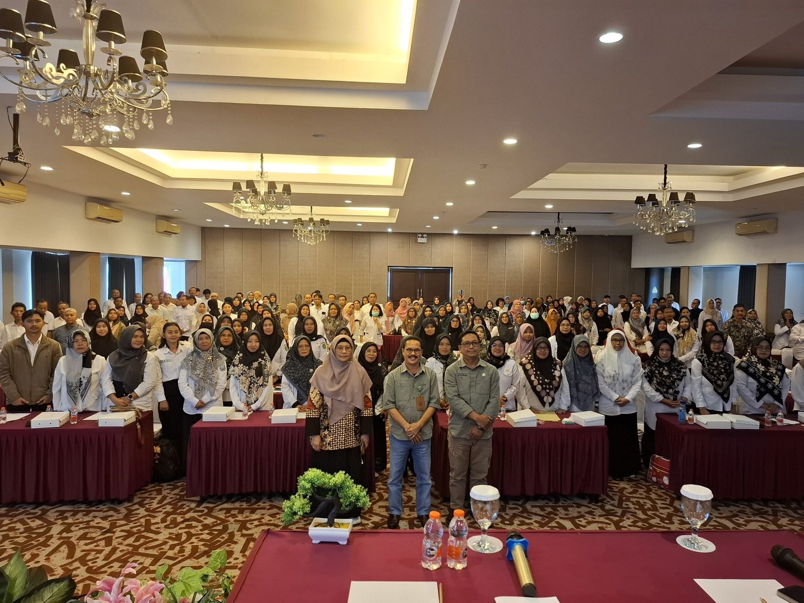 Jajaran Disdikbud Kukar dan ratusan guru bahasa Indonesia tingkat SMP di Kukar.