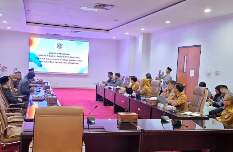 komisi gabungan A dan C DPRD Bontang, Asisten 1 Pemkot Bontang, Inspektorat Bontang, juga perwakilan mahasiswa Unijaya