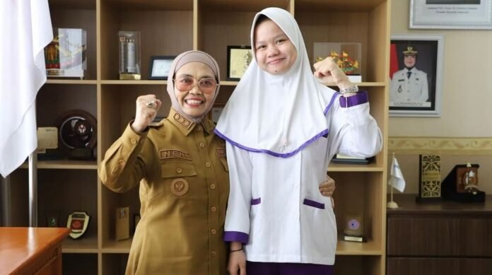 IMG-20250928-WA0115 Wali Kota Bontang Kunjungi Kediaman Putri Nur Azizah yang Terpilih Kibarkan Bendera di Istana Negara