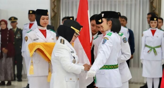Wali Kota Bontang Neni Moerniaeni Kukuhkan Pasukan Pengibar Bendera Pusaka