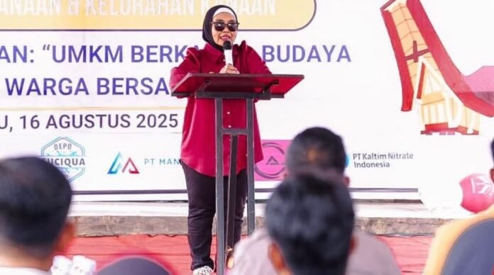 Wali Kota Bontang, Neni Moerniaeni, saat membuka kegiatan Pasar Satu Hari, Kolaborasi KKN Unmul Angkatan 51 dan Kelurahan Kanaan