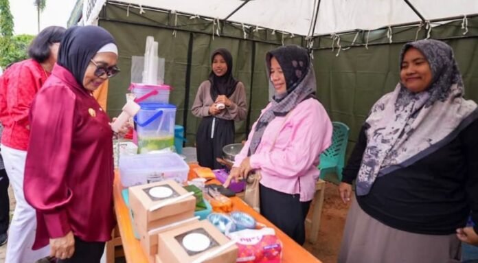 Wali Kota Bontang, Neni Moerniaeni, dalam agenda pasar satu hari di Kanaan, Bontang Barat