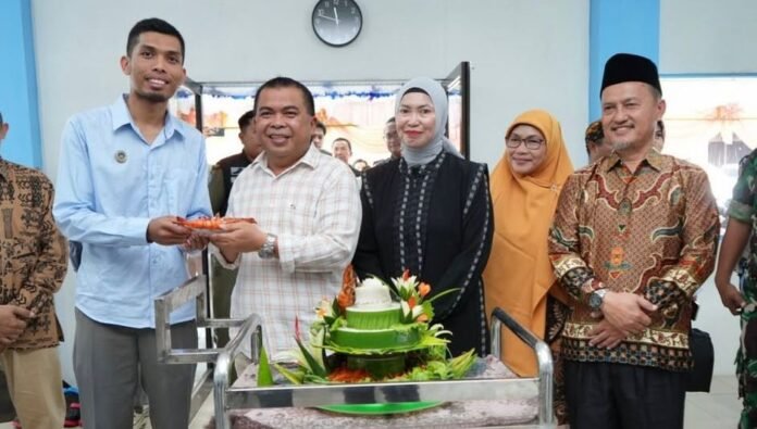 Wawali Bontang Agus Haris saat membuka dapur MBG di Kelurahan Api-Api, Bontang Utara