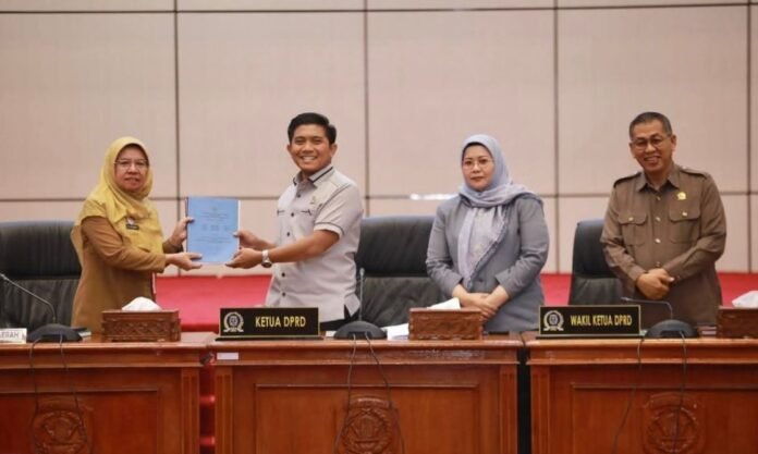 Sekda Kota Bontang saat menerima dokumen pandangan fraksi DPRD Kota Bontang