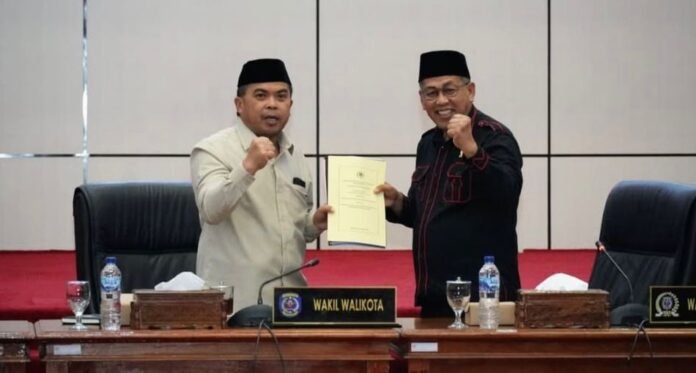 Wawali Kota Bontang Agus Haris bersama Wakil Ketua DPRD Bontang, Maming, dalam rapat paripurna (dok: humas)
