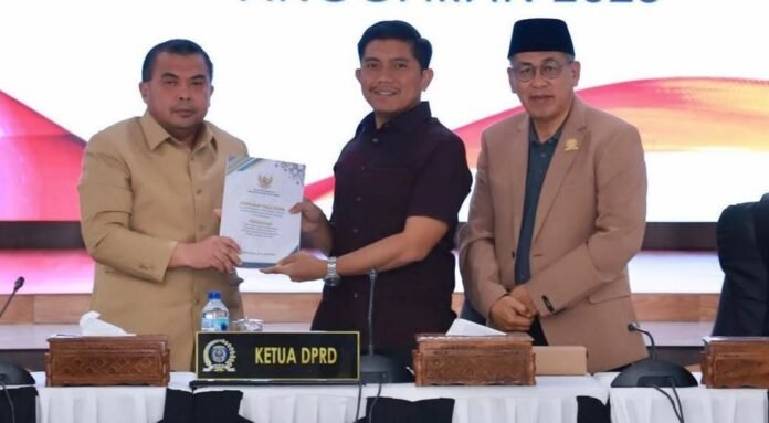 Wakil Wali Kota Bontang, Agus Haris (kiri), saat menyerahkan dokumen jawaban atas pandangan fraksi DPRD soal Nota Keuangan