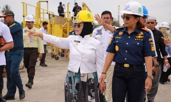 Wali Kota Bontang, Neni Moerniaeni saat mengunjungi Pelabuhan Loktuan (dok: humas)