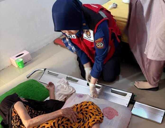 Petugas Dinas Pemadam Kebakaran dan Penyelamatan (Disdamkartan) Bontang