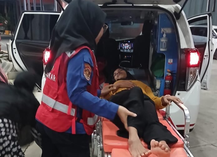 Tim medis dari Dinas Pemadam Kebakaran dan Penyelamatan (Disdamkartan) Kota Bontang