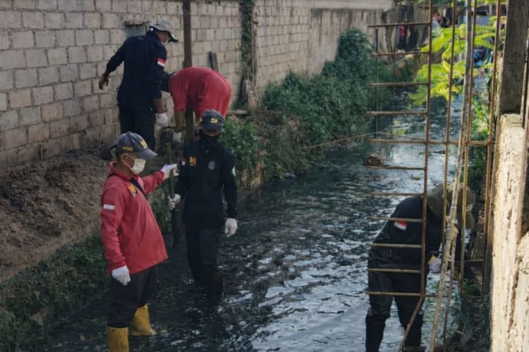 Panbers PUPRK Sasar Dua Titik Sekaligus, Drainase Bontang Dibersihkan untuk Cegah Banjir
