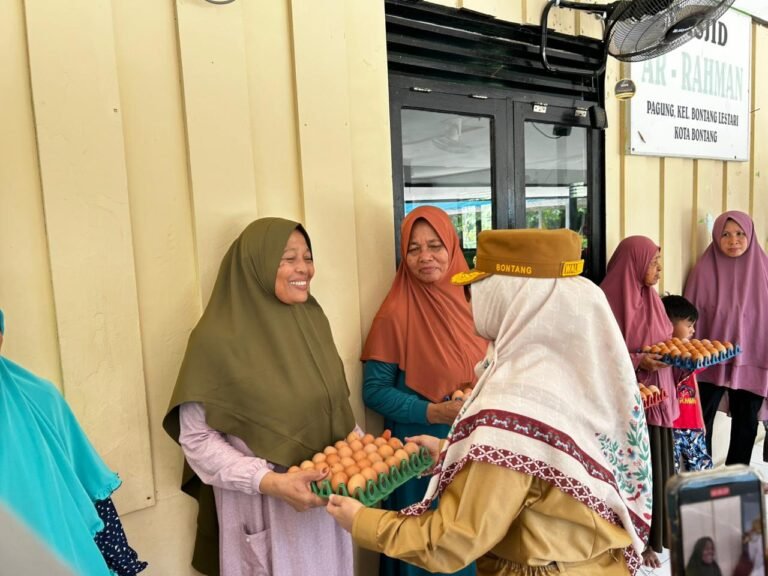 Pastikan Gizi Lansia Terpenuhi, Wali kota Bontang Salurkan Paket Bahan Pokok